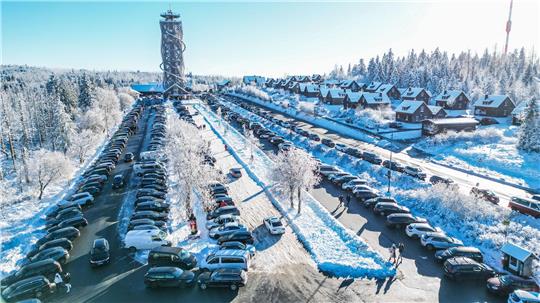 An einem Winterwochenende kein seltener Anblick: ein voller Großparkplatz in Torfhaus.