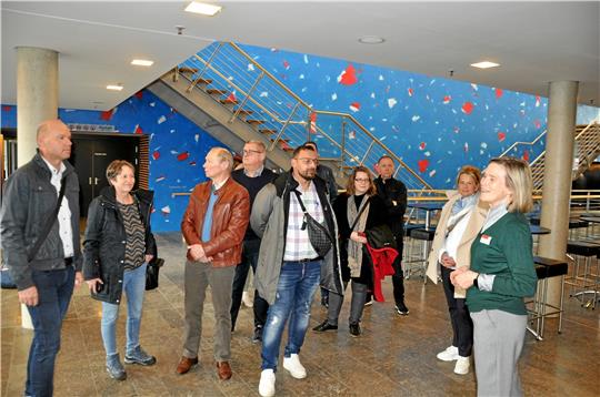 An einem Wochenende Mitte März 2023 besucht Goslar Gifhorn (v.l.): Martin Mahnkopf, Anke Berkes, Dieter Freesemann, Axel Bender, Özgür Göktay, Ralph Bogisch (verdeckt), Marleen Mützlaff, Artur Dorn und Urte Schwerdtner lauschen, was Geschäftsführerin Dagmar Marcks-Lübberink zu sagen hat. Archivfoto: Heine