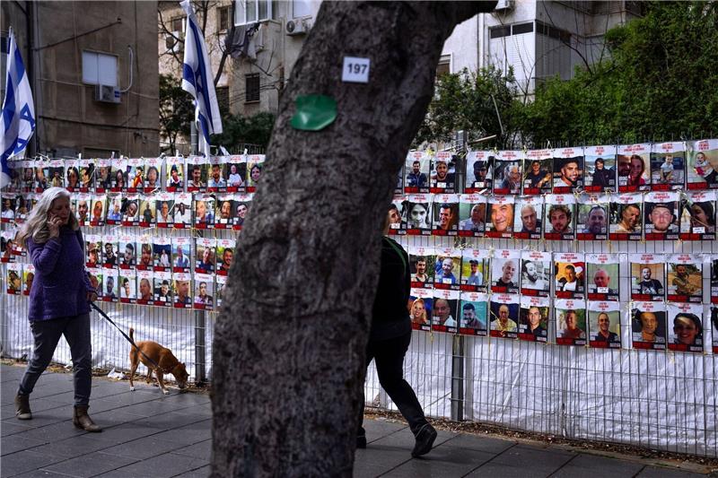 An einem Zaun in einem Vorort von Tel Aviv sind Fotos von Israelis angebracht sind, die im Gazastreifen von der islamistischen Hamas als Geiseln festgehalten werden.