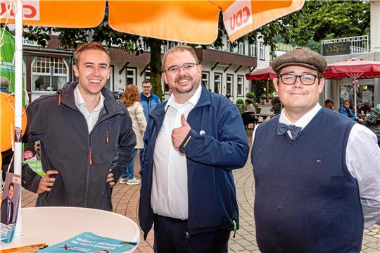 An einem normalen Wahlkampfsamstag in der Bad Harzburger Stadtmitte: Die CDU-Herren Tim Brejla, Jobst Dreß und Michael Bartsch (v.l.) sind guter Dinge, während im Hintergrund auch die Grünen um Stimmen werben. Und meist schauen auch irgendwann die sportlichen Genossen auf ihrer Radtour vorbein anderen Orten fliegen währenddessen die Fetzen. Fotos: Privat