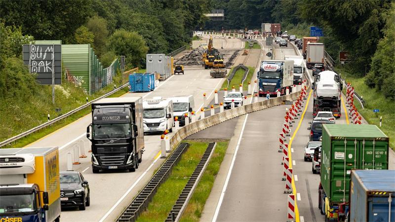 Staureichstes Wochenende erwartet - Verzögerungen um Hamburg An einer Baustelle auf der A24 östlich von Hamburg wird der Verkehr in beiden Richtungen über nur eine Spur geführt.