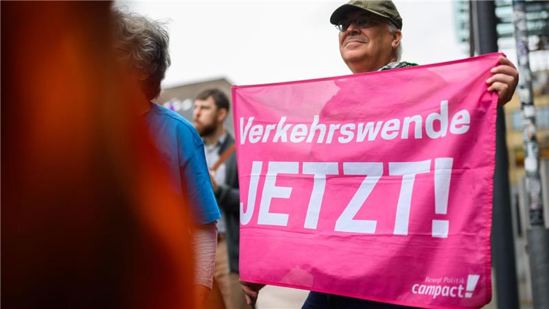 An einer Kundgebung in Hannover beteiligten sich rund 80 Teilnehmerinnen und Teilnehmer.