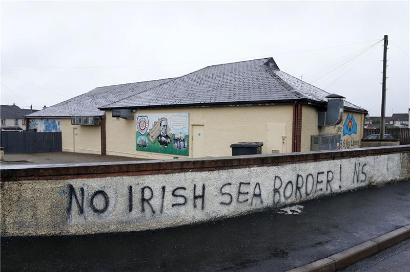 Expertin sieht kein Ende der Regierungskrise in Nordirland An einer Mauer steht «No Irish Sea Border» («Keine Grenze in der Irischen See»).