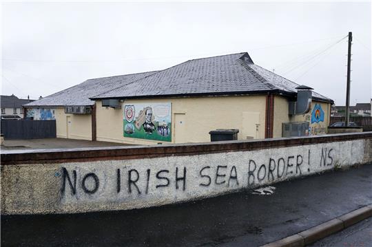 An einer Mauer steht «No Irish Sea Border» («Keine Grenze in der Irischen See»).