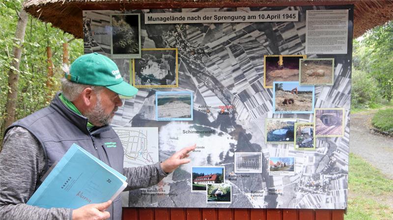 An einer Schautafel informiert Andreas Weihe über die Muna im Schimmerwald, ihre Sprengung und die Räumung des Bombenwalds.