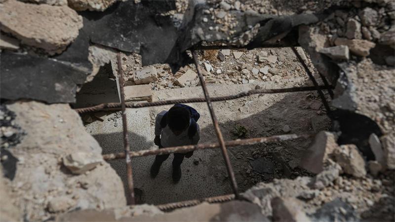 An einer Schule in der ländlichen Region um Idlib in Syrien sind Spuren der Zerstörung zu sehen. Einige Schulgebäude haben nach wie vor keine Fenster und Türen.