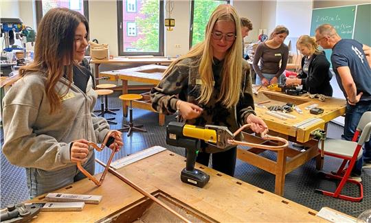 An einer Station der „Handwerker-Live-Stunden“ am Gymnasium werden aus Kupferrohren Herzen geformt. Foto: Nachtweyh