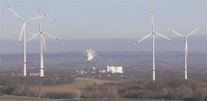 Windenergieanlagen des Windparks Beuchte drehen sich vor Schladen als Kulisse
