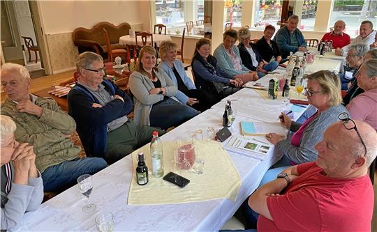 An einer langen Tafel tagt der Runde Tisch Altenau am Dienstagabend im Goethehaus. Foto: Nachtweyh