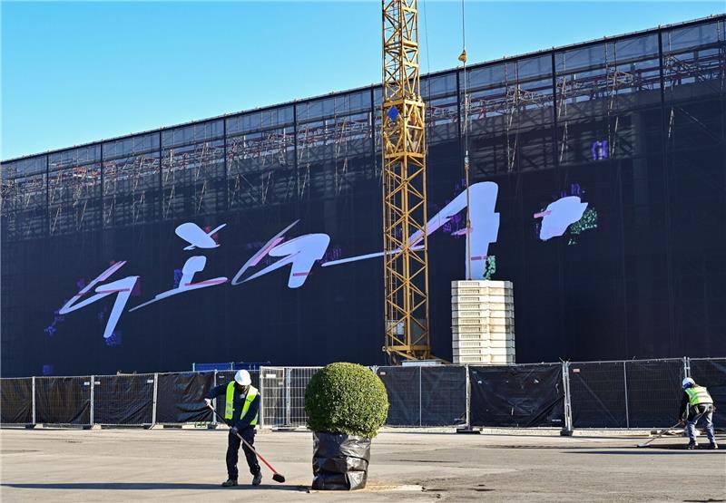 An einer riesigen Plane an einem Baugerüst steht «Giga» am neuen Werk der Tesla-Fabrik Berlin Brandenburg.