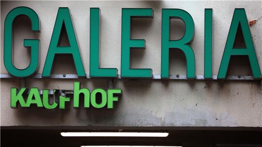 An einigen Galeria-Filialen, wie hier in Würzburg, hängt noch ein Kaufhof-Schriftzug.