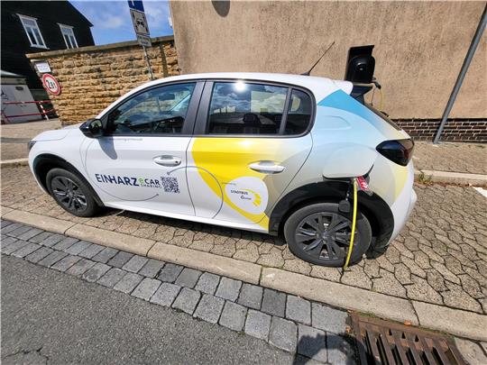 An fünf Standorten im Stadtgebiet können Touristen und Einheimische per App ein E-Auto mieten. Foto: Roß
