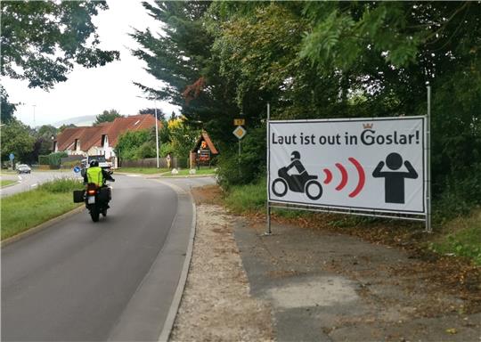An fünf Stellen wirbt das Motiv „Laut ist out in Goslar“ bei Motorradfahrern für Rücksichtnahme.  Foto: Stadt Goslar
