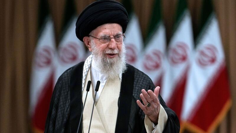 An ihm führt kein Weg vorbei: Ajatollah Ali Chamenei hat das Sagen in wichtigen religiösen und politischen Fragen im Iran. (Achivbild)