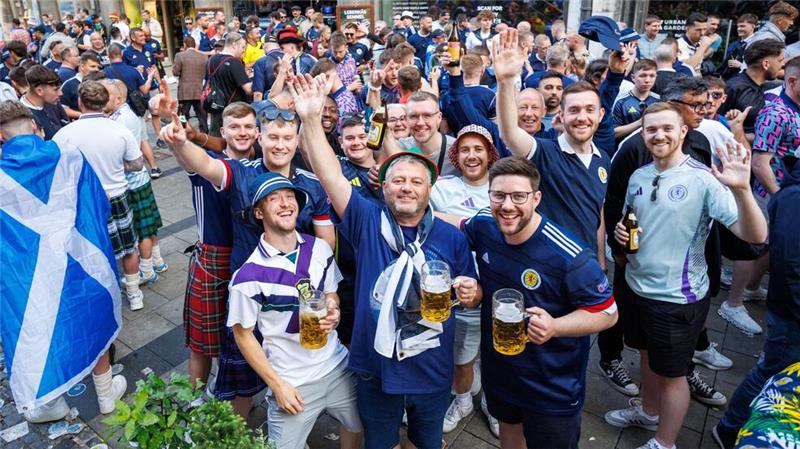 Nicht mal die Fußball-EM kann deutschen Bierabsatz heben An ihnen lag es nicht: Schottische Fans lassen sich bei der Fußball-EM das Bier schmecken. (Archivbild)