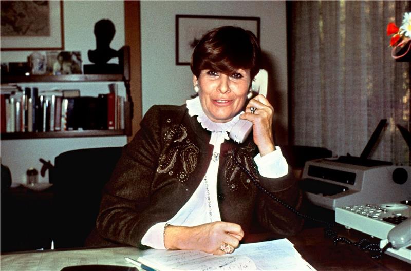 An ihr sei niemand vorbeigekommen, der mit Kohl habe reden wollen, hieß es immer wieder: Juliane Weber, hier in ihrem Bonner Arbeitszimmer im November 1979.