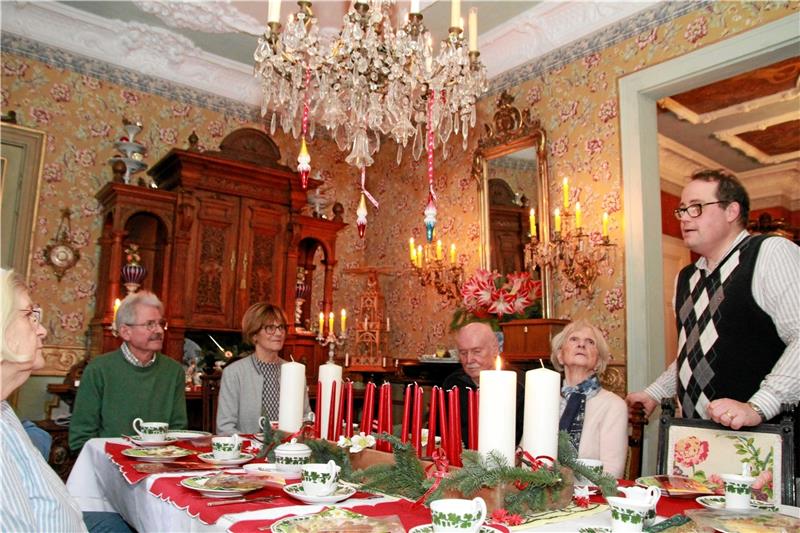 Adventskaffee mir Pomp und Plaudereien An jedem Platz der Kaffeetafel liegt ein Erinnerungs-Tütchen: Kekse und eine Fotografie, die ein adventliches Arrangement im Salon neben dem Esszimmer zeigt. Auf deren Rückseite ein handschriftliches Dankeschön für den Besuch. Foto: Potthast