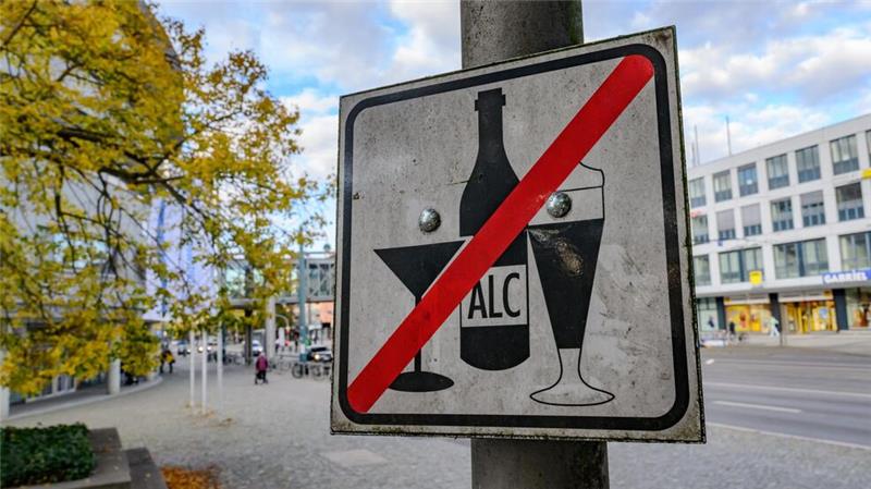 An manchen Orten im öffentlichen Raum ist Alkohol-Trinken verboten - etwa hier in Frankfurt (Oder). (Archivbild)