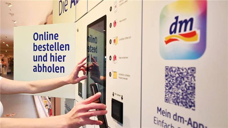Drogeriemarkt-Kette dm baut Gesundheitsangebote aus An mehr als 1.800 Abholstationen in Deutschland können Kundinnen und Kunden Waren abholen. (Archivbild)