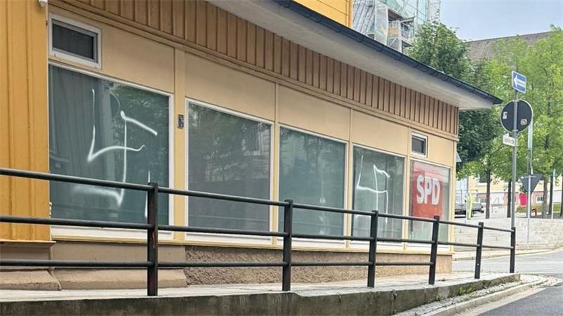 Auf Fenster eines Gebäudes sind Hakenkreuze gemalt.