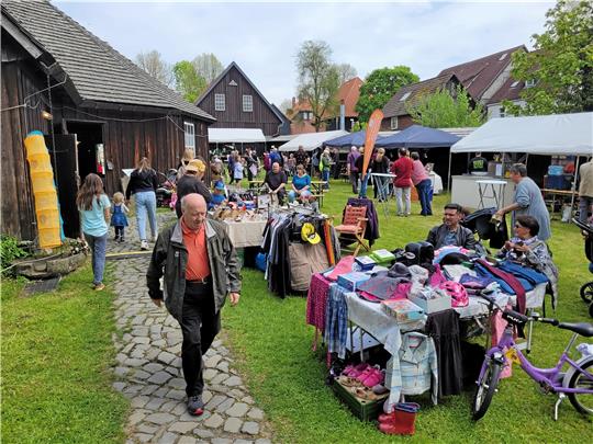 An mehreren Ständen können die Besucher stöbern. Parallel gibt es Musik, unter anderem vom Neuen Berghornisten-Corps. Foto: Exner
