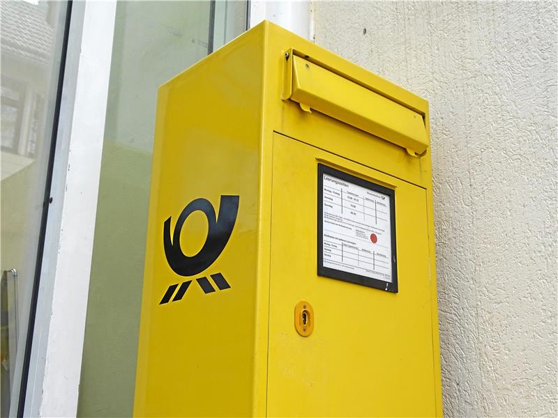 An seinem neuen Platz ist der Briefkasten der Post etwas schwieriger zu sehen als früher. Viel weiter laufen, um zu ihm zu gelangen, müssen Bürger aber nicht.  Foto: Exner