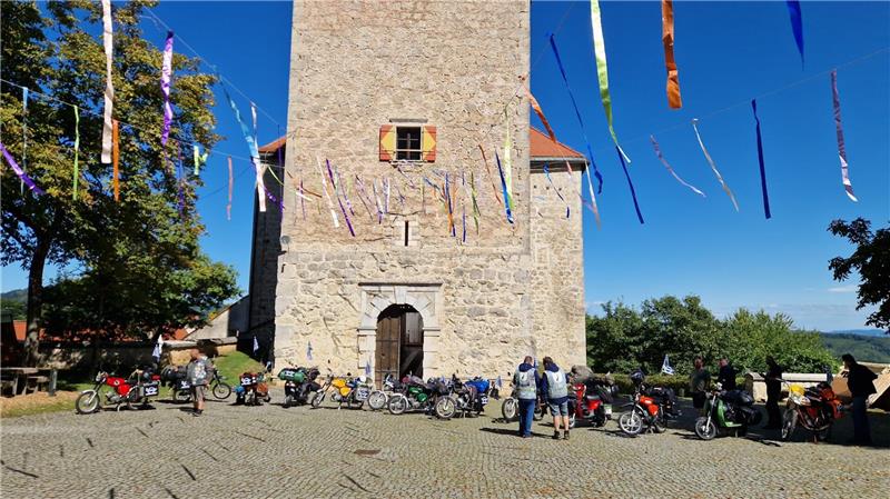 An solchen attraktiven Checkpoints treffen sich viele Teams auf der Strecke.