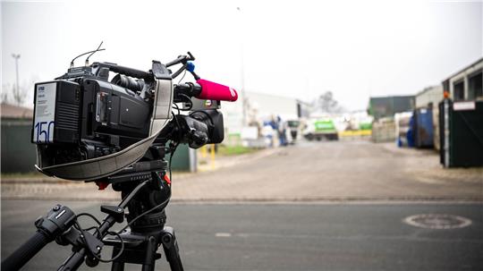 An unbekannter Stelle auf dem Gelände eines Entsorgungsbetriebes ist ein toter Säugling im Müll gefunden worden.
