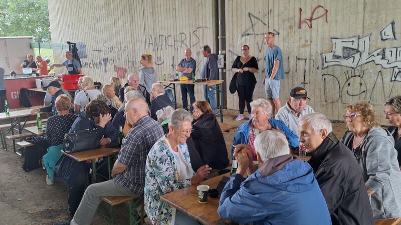 Bürgerverein lädt zum Fest an ungewöhnlichem Ort ein An ungewohnter Stelle, nämlich unter der Autobahnbrücke der A36 zwischen Gielde und Werlaburgdorf kamen auf EInladung des Bürgervereins viele Besucher zusammen.
