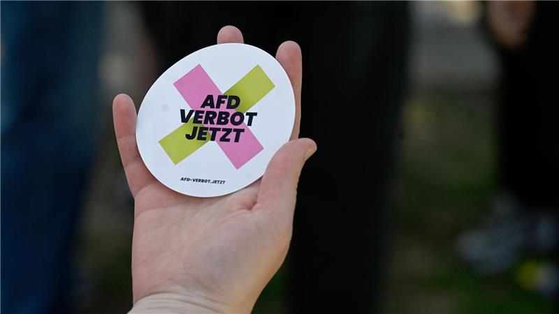 Mehrere Demonstrationen für AfD-Verbot im Nordwesten An verschiedenen Orten in Niedersachsen und Bremen demonstrieren Menschen für ein Verbot der AfD.