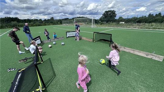 An verschiedenen Stationen können die Kinder ihre Fertigkeiten testen. Beispielsweise mit dem Fußball.
