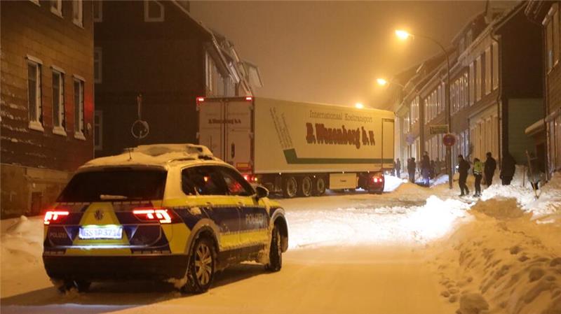 Trotz Schneefall und Glätte: Busse fahren und Schule findet statt An vielen Orten im Landkreis steckten Lkw fest – wie hier in Clausthal-Zellerfeld.