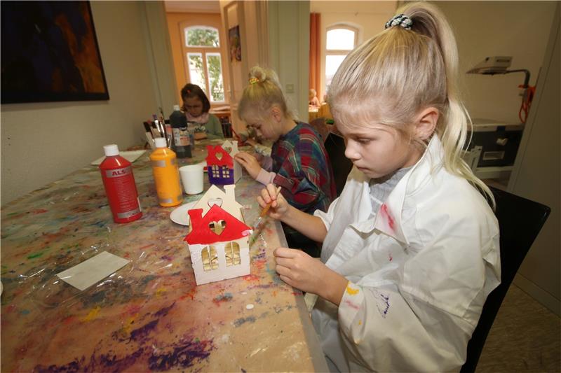 25. Schladener Kinderbibelwoche mit Rekordteilnahmerzahl An vielen Stationen können nach dem täglichen Auftakt in der Kirche die Kinder und Jugendlichen basteln – hier entstehen Lichthäuschen. Foto: Gereke