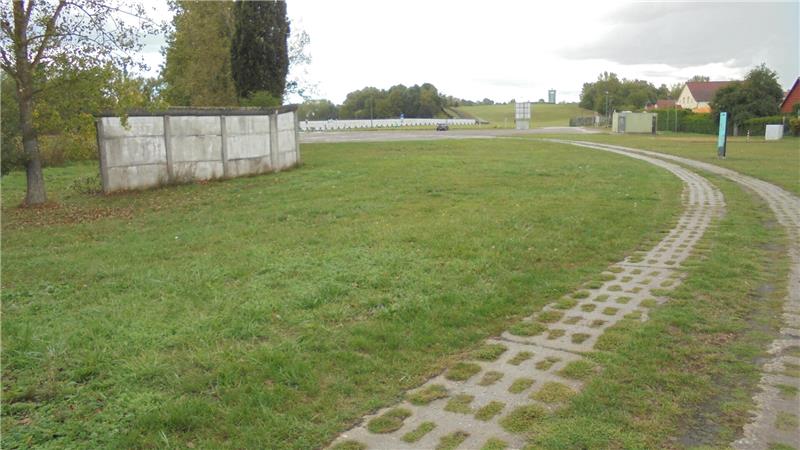 „Jeder hat so seinen Tick.“ — Ehepaar wandert 1400 Kilometer An vielen Stellen des Grünen Bandes sind die ehemaligen Grenzanlagen als Mahnmal erhalten geblieben.