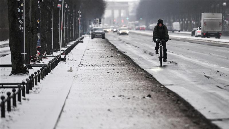 An vielen Stellen in Berlin ist es weiter sehr glatt. 