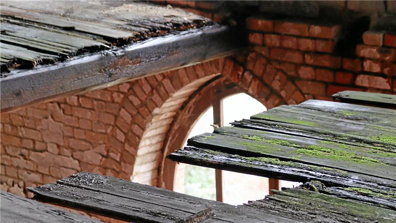 Lost Place: Hoffnung für denkmalgeschützte Gebäude in Schladen In einem verfallenden Fußboden klafft ein großes Loch.