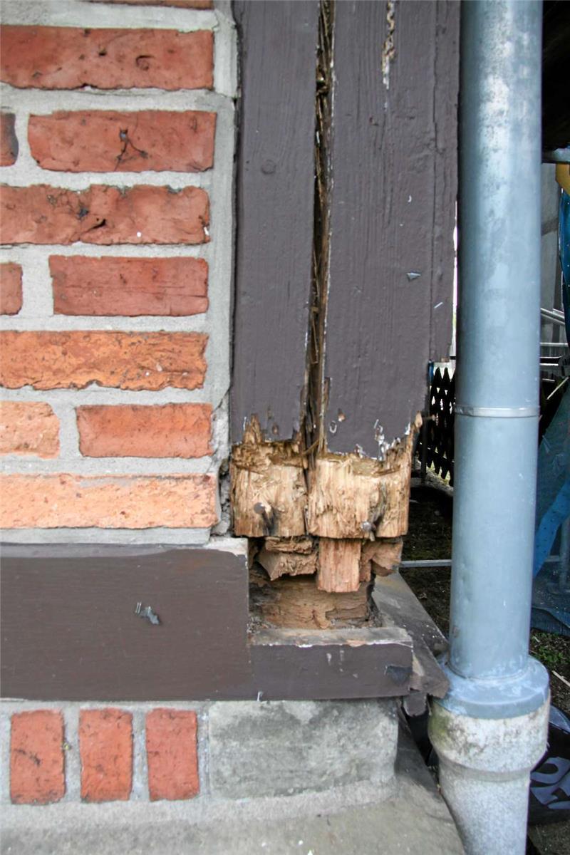 An vielen Stellen müssen Teile des Fachwerks ausgebessert werden.
