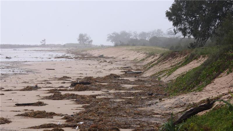 Zyklon „Alfred“ naht: Zehntausende in Australien ohne Strom An vielen Stränden haben riesige Wellen den Sand abgetragen.