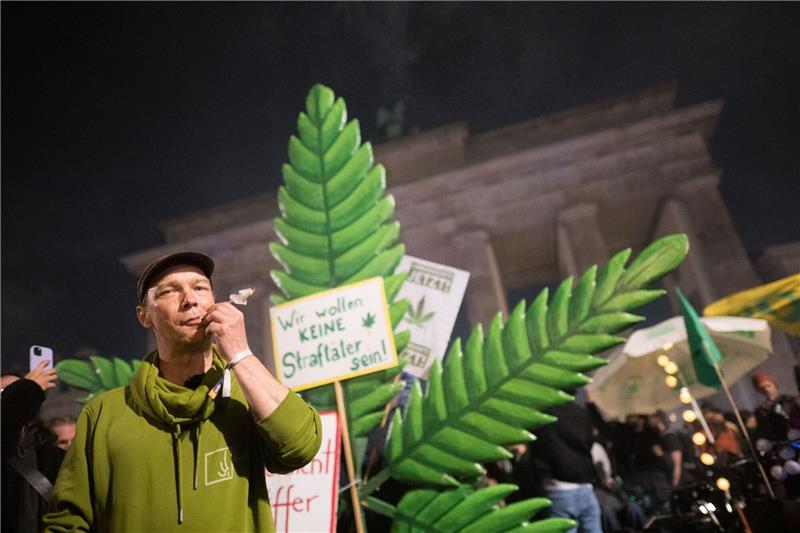 Rauch über dem Brandenburger Tor: Cannabis jetzt legal An zahlreichen Orten in Deutschland feiern Aktivistinnen und Aktivisten heute die Legalisierung.