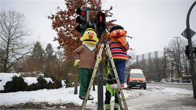 Wo Ernie und Bert jetzt in Hamburg den Verkehr regeln An zwei Ampeln in NDR-Nähe haben jetzt die Kultfiguren aus der Sesamstraße das Sagen.