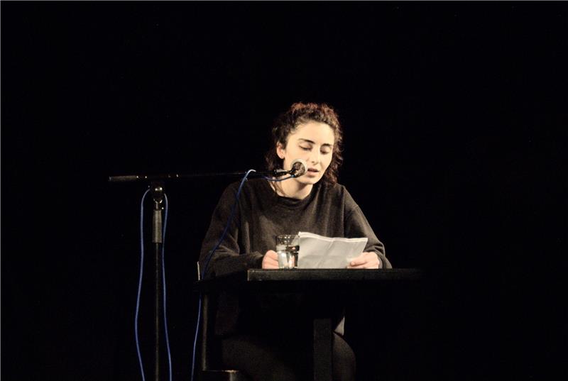 Anahit Bagradjans liest in Wien in der Reihe „Sehr Ernste“, initiiert von Absolventen und Studenten des Studiengangs für Sprachkunst der Universität für angewandte Kunst Wien. Foto: Luca Kieser