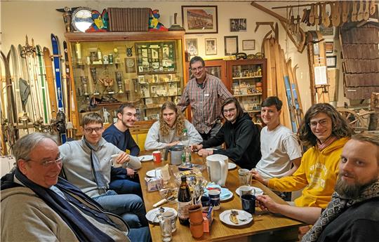 Analoge und digitale Sammler-Welten treffen im FIS-Ski- und Heimatmuseum Braunlage beim Treffen mit Jörg Kühnhold aufeinander und suchen gemeinsame Wege. Fotos: Privat