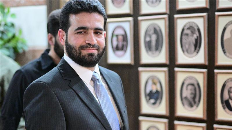 Faeser holt geplatzten Kurzbesuch in Syrien nach Anas Chattab ist erst seit Ende März Innenminister von Syrien. Hier steht er vor Fotos seiner Vorgänger im Amt. Die Bilder einiger Ex-Minister haben die neuen Machthaber entfernt.