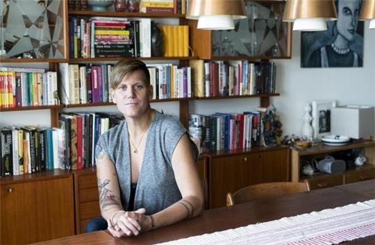 Anastasia Biefang in ihrer Berliner Wohnung. Auf dem Arm hat sie unter anderem eine Mohnblume tätowiert. Sie steht für ihren Einsatz in Afghanistan. Foto: Anikka Bauer/FFS