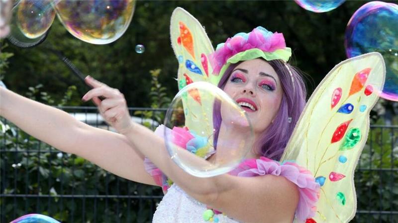 Im Bad Harzburger Kurpark steigt ein Familienfest Anastasia Medvetskaya entführt das Publikum mit ihrer magischen Seifenblasenshow in eine zauberhafte Welt.