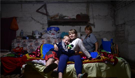 Anastasia Tokar aus Kramatorsk im Keller ihres Hauses mit Ihren Kindern Timofey (7) und Arina (9). Sie schlafen hier unten, um bei Luftalarm in Sicherheit zu sein. Foto: Reto Klar | Funke Foto Service