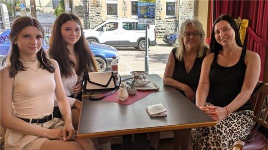 Anastasiia Tkachuk, Anastasiia Prokhina, Andrea Duit-Reith und Oksana Prokhina (v.l.) sprechen in der Bäckerei Biel von ihren gemeinsamen Erfahrungen.