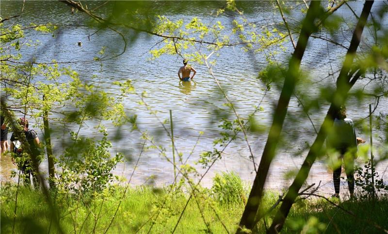 Anbaden im Berliner Grunewaldsee - Vielerorts wird es am Wochenende wechselhaft.