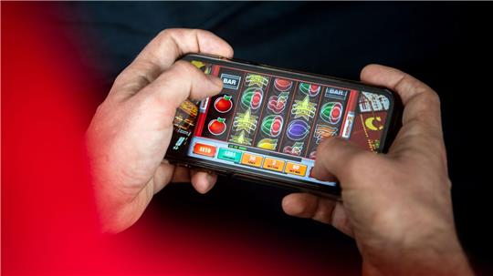Anbieter von Online-Glücksspielen benötigen in Deutschland eine behördliche Erlaubnis. (Symbolbild)