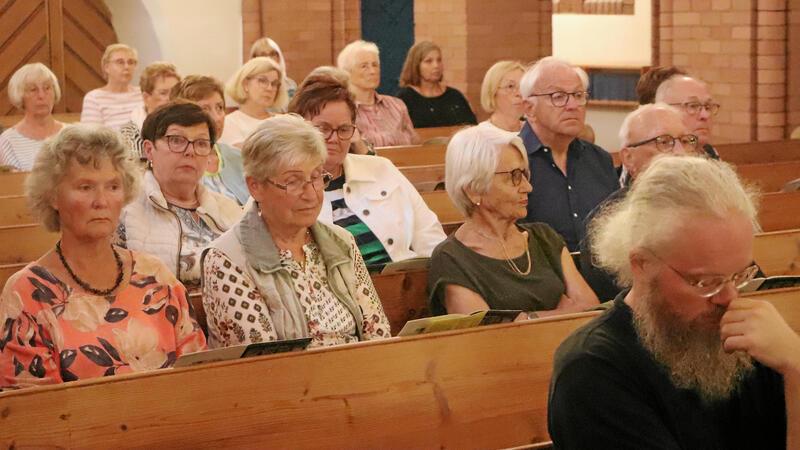 Liebenburger Orgelnacht präsentiert sich als Fest für die Ohren Andächtig lauschen die Zuhörer den Klängen bei der Liebenburger Orgelnacht in der St.-Trinitatis-Kirche.